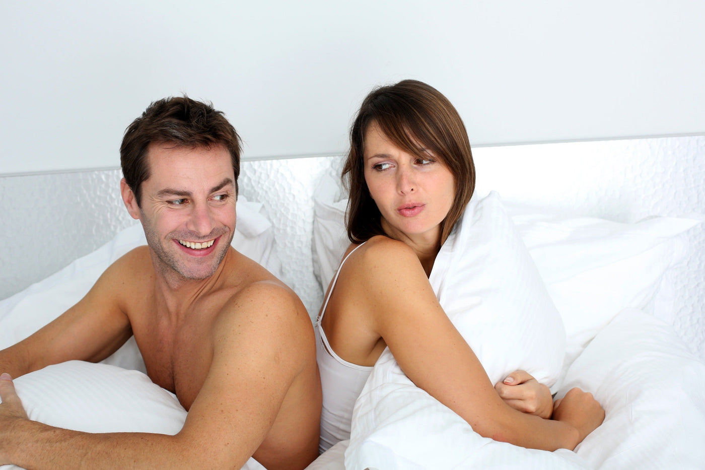 man and woman experiencing mattress comfort differently